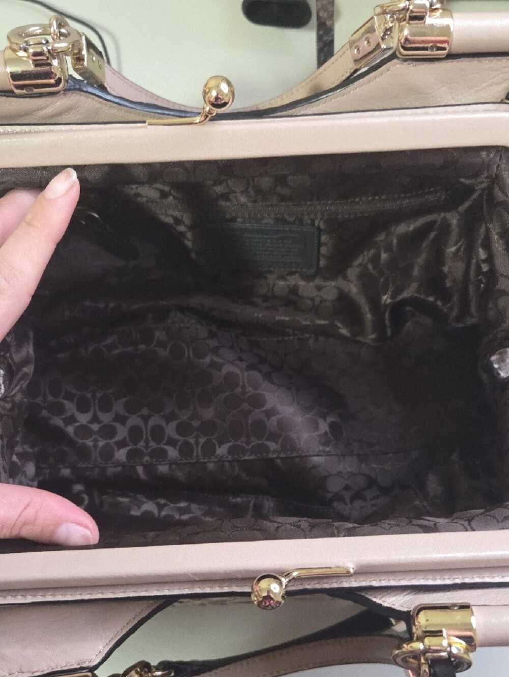 Coach Limited Edition Madison Pinnacle With Kisslock Beige & Black - Picture 6 of 11